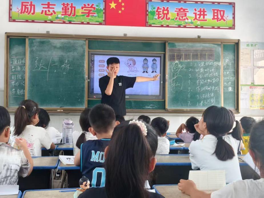志愿者带领孩子们上历史推理课